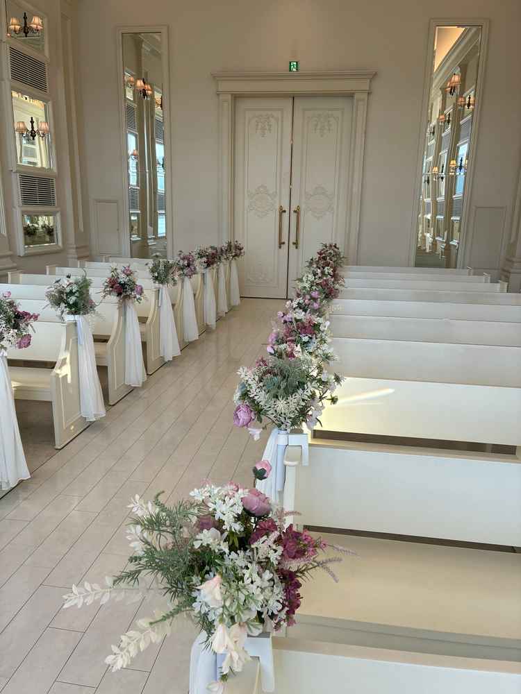 ホワイトハウスのチャペル、白が基調で特別感がある。お花のピンクが映える。