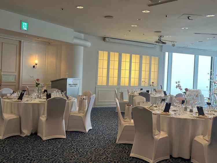 ベイビュー披露宴会場で、海が一望できる会場でした。