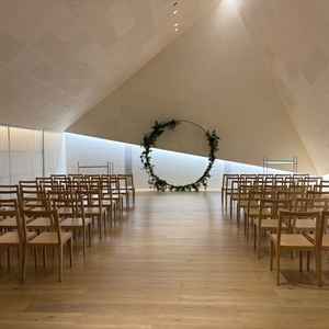 和紙が使われていて三角形が特徴のチャペル。木の椅子は温かみがある。