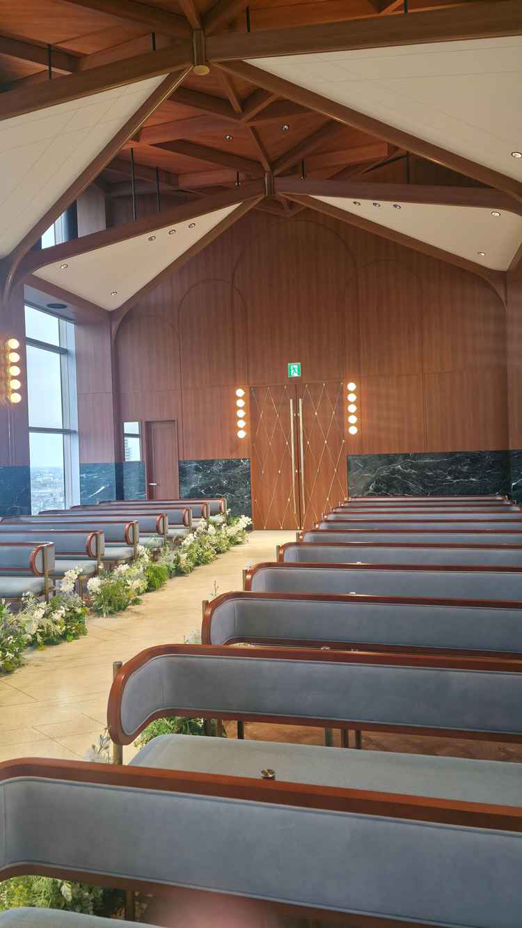 挙式会場の参列席。