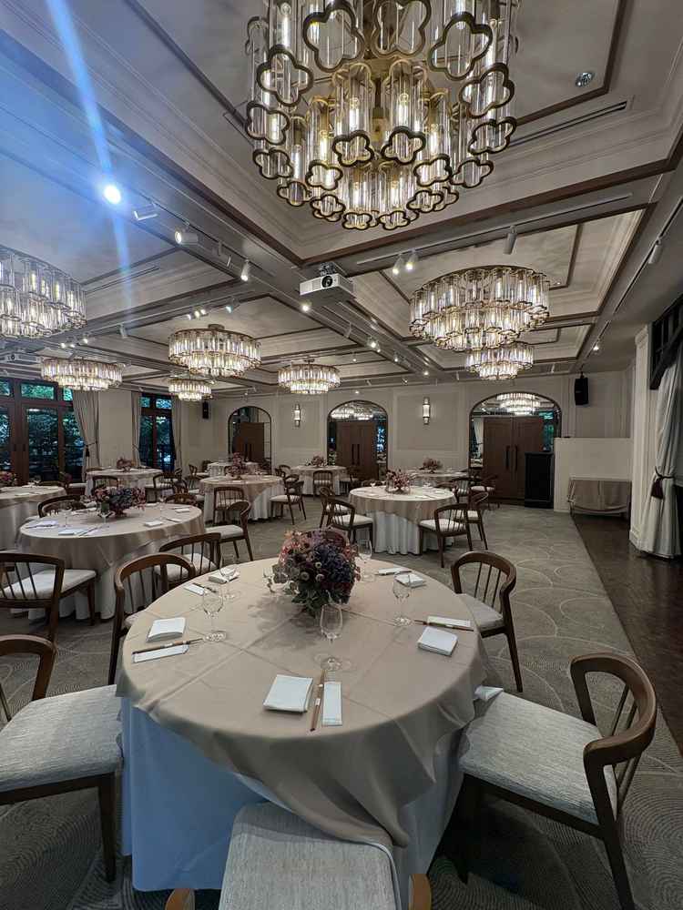 1番気になった披露宴会場。天井はあえて低くし、ゲストの方々とも暖かい時間が過ごせるようになっている。