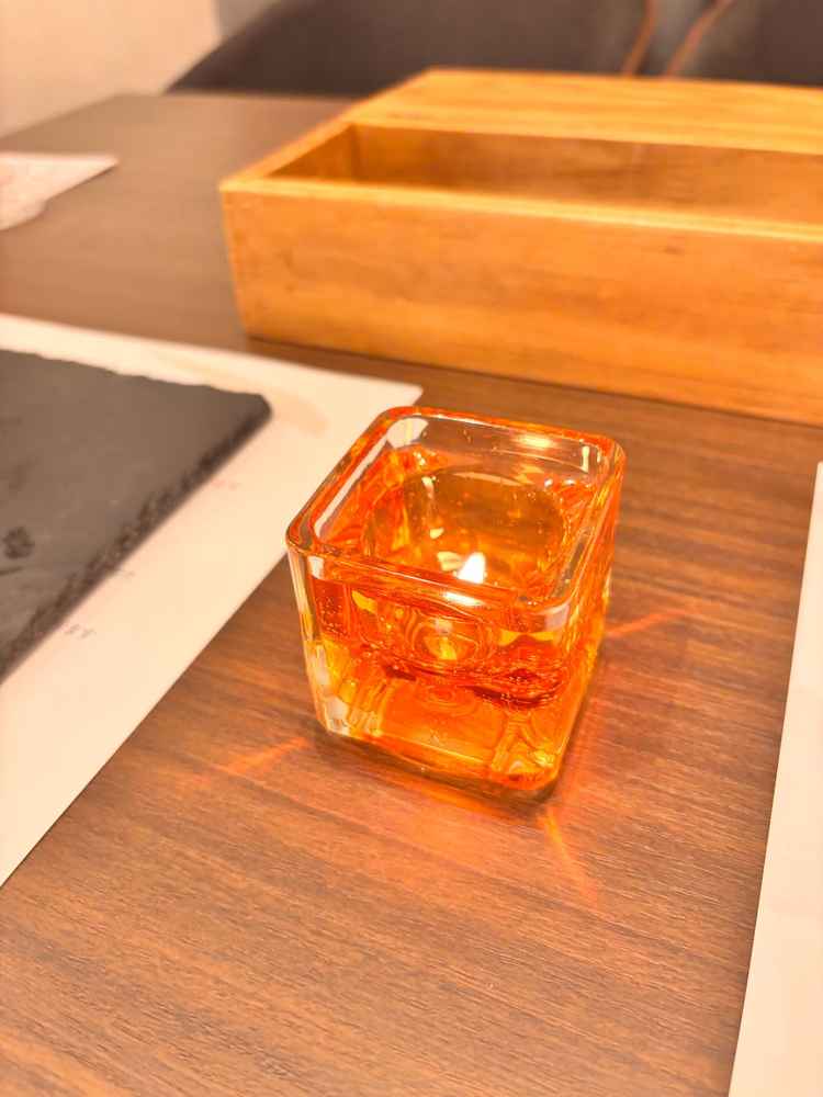 この火を専用の紙の蓋で消すと、蓋の上に文字が出てくるというサプライズ体験ができた。