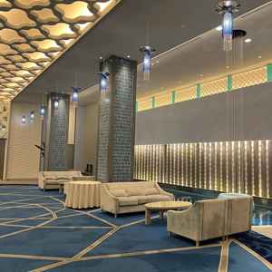 青を基調としたウェルカムスペース。滝の演出もあり、自然の中にいるかのような非日常的な空間でした。