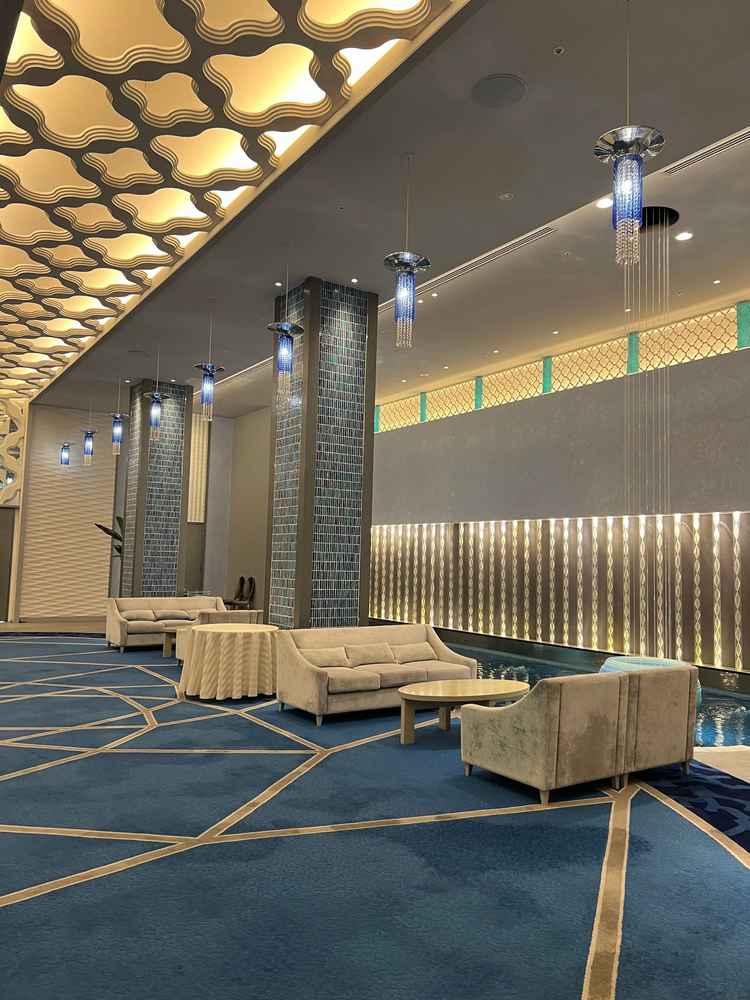 青を基調としたウェルカムスペース。滝の演出もあり、自然の中にいるかのような非日常的な空間でした。