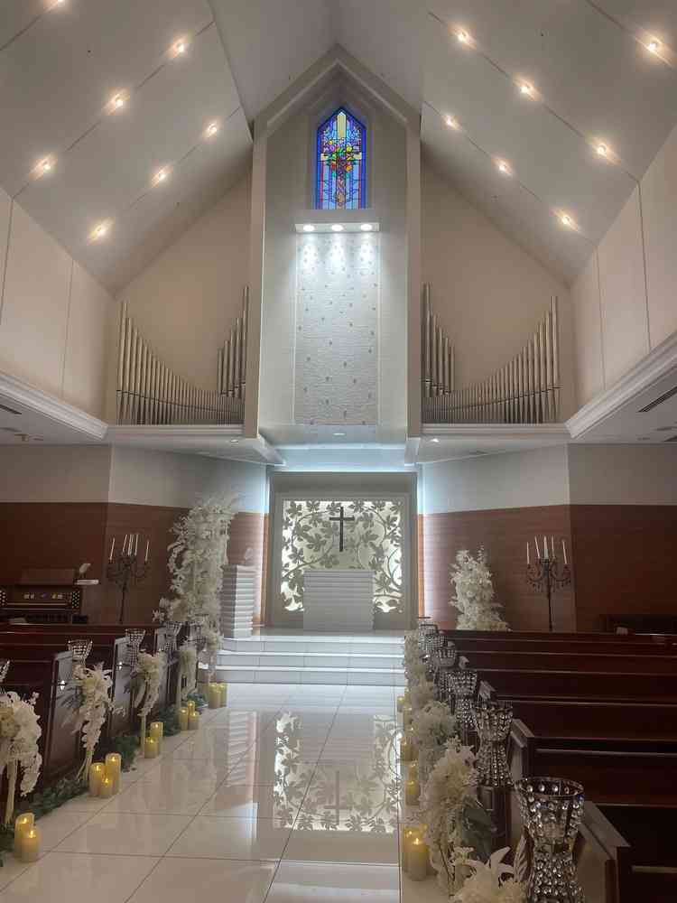 チャペルはブドウがモチーフとなっています。シンプルで落ち着いた雰囲気でした。