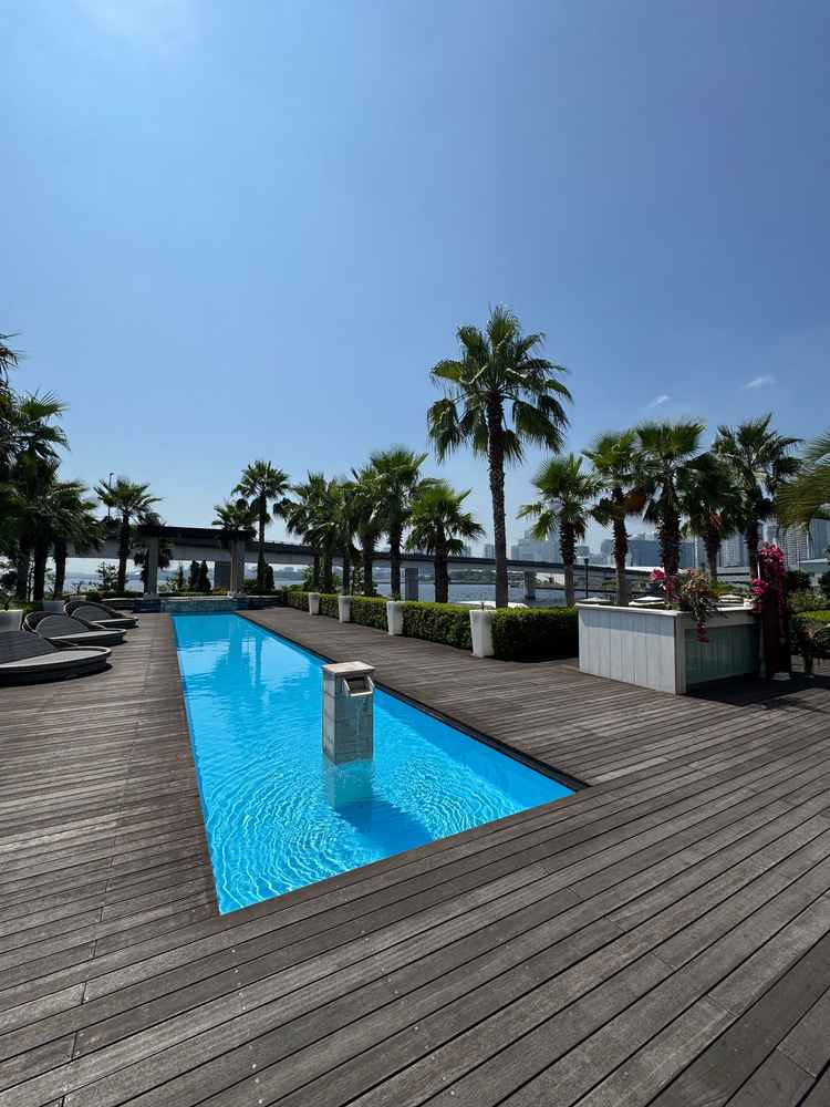 横浜の海を臨むガーデンは海外を感じられるような雰囲気であり、解放的な雰囲気を存分に感じられました。