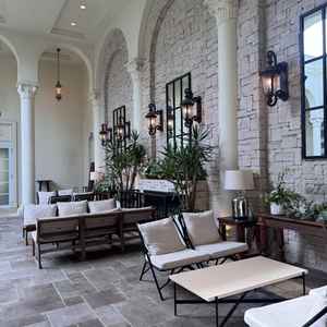 当日雨が降っても大丈夫なようにプールのところだけ吹き抜けになっていて、その周りは屋根がついていました