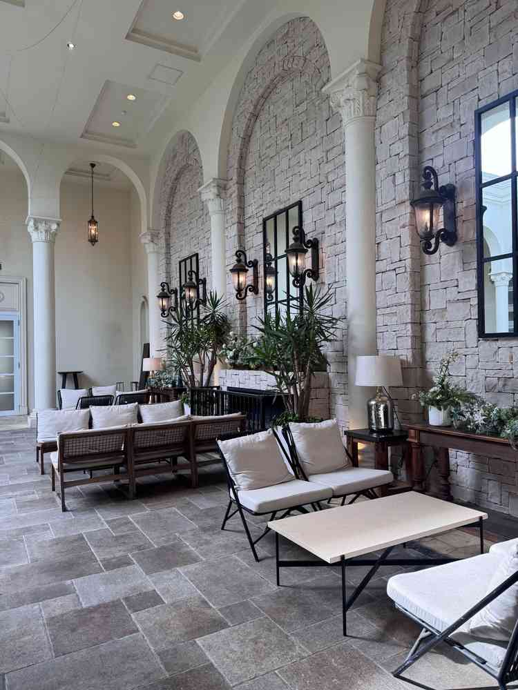 当日雨が降っても大丈夫なようにプールのところだけ吹き抜けになっていて、その周りは屋根がついていました