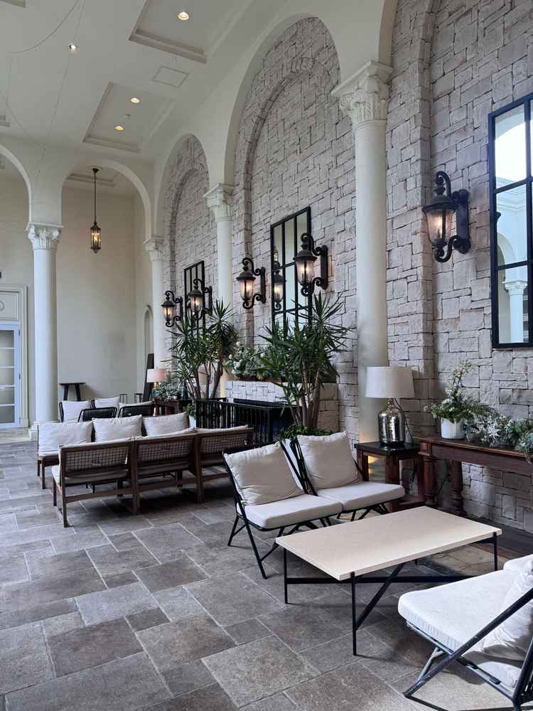 当日雨が降っても大丈夫なようにプールのところだけ吹き抜けになっていて、その周りは屋根がついていました