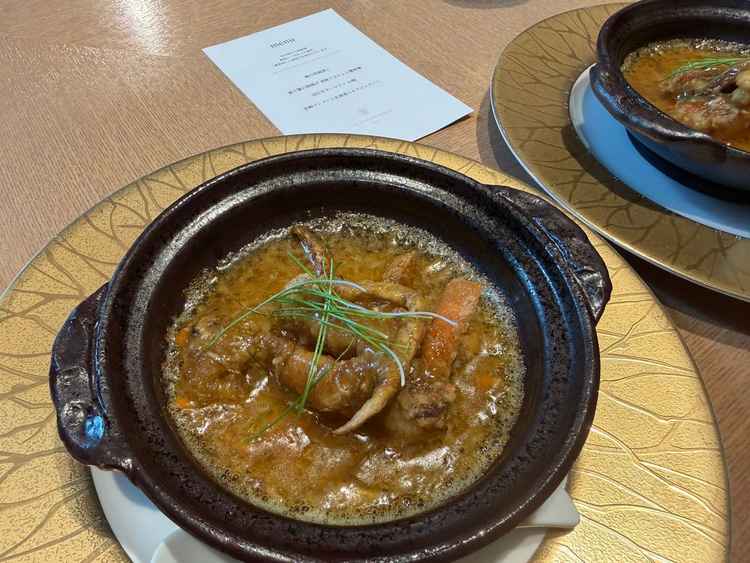 試食会のメイン料理。渡り蟹の唐揚げにフカヒレ餡がかかっており、とても美味しかった。