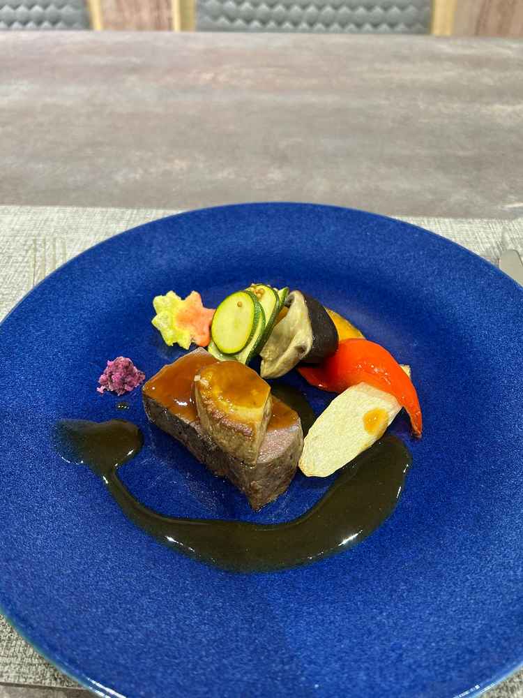 試食の写真。目の前で暖かいソースをかけてくれるサービスがあり、とても良かったです。