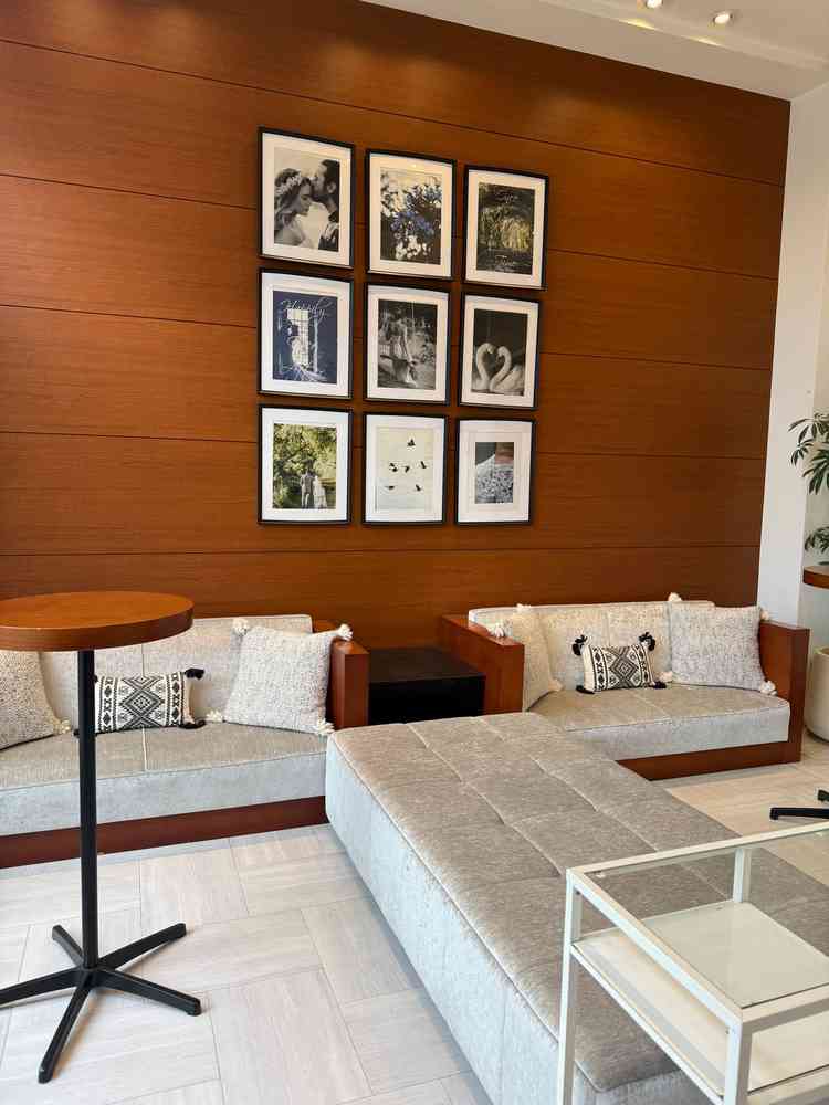 受付ロビーには、新郎新婦の前撮りの写真も飾れるようになっていたので、写真撮影もたくさんできそうでした