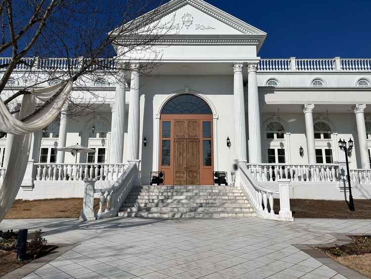 1番大きい披露宴会場（ブローニュフォレスト）の外観。庭も広く森林に囲まれて自然豊かだった。