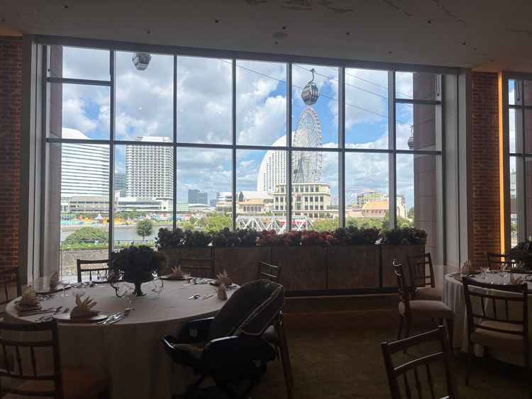 披露宴会場からみなとみらいが一望できました。