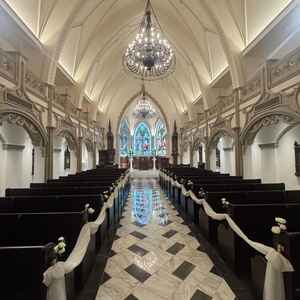 天井が高く厳かな雰囲気のチャペルで、挙式のイメージが膨らみました。