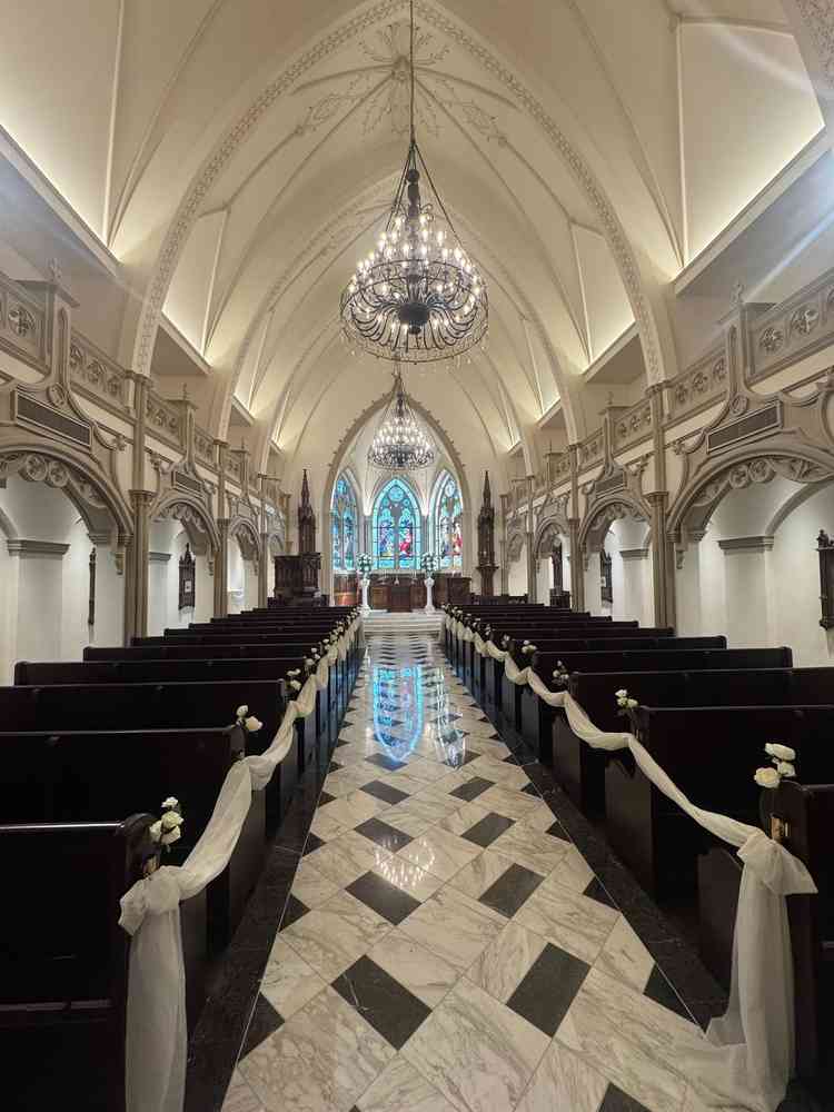 天井が高く厳かな雰囲気のチャペルで、挙式のイメージが膨らみました。