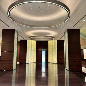 【チャペルへ続くロビー】黒に金屏風のような背景が白のドレスを一際引き立ててくれそう✨