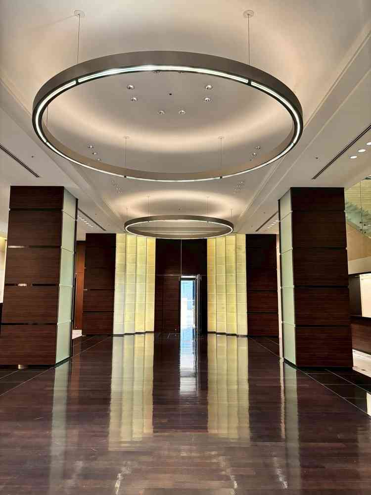 【チャペルへ続くロビー】黒に金屏風のような背景が白のドレスを一際引き立ててくれそう✨