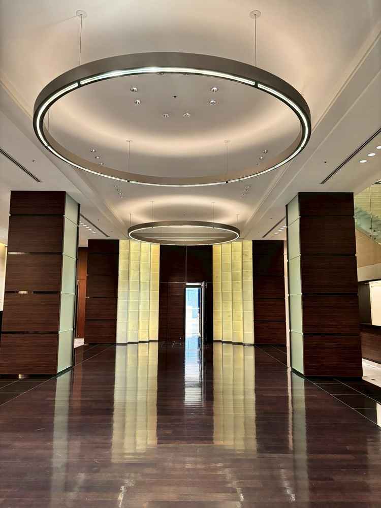 【チャペルへ続くロビー】黒に金屏風のような背景が白のドレスを一際引き立ててくれそう✨