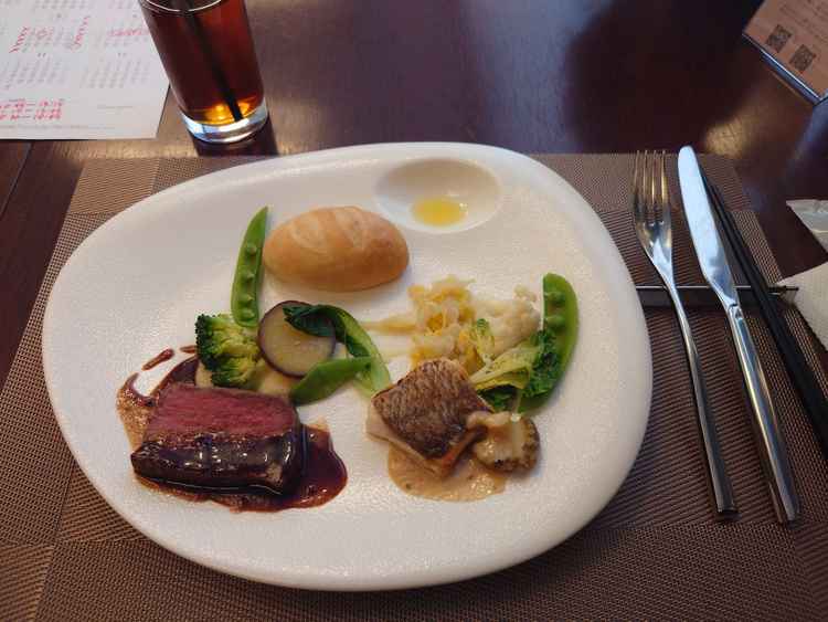 メインの肉と魚と付け合せ。食材ももちろん、ソースにもこだわりを感じられた。