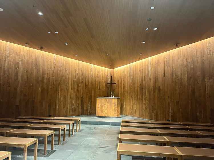 全面ウッド調のチャペルで、差し込む自然光が温かくとても素敵