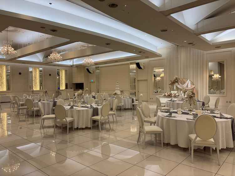 白が基調の広々とした披露宴会場。