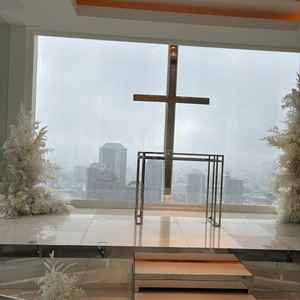 室内挙式会場の写真です。あいにくの天気でしたが、天気が良ければ東京タワーも見えるそうです。