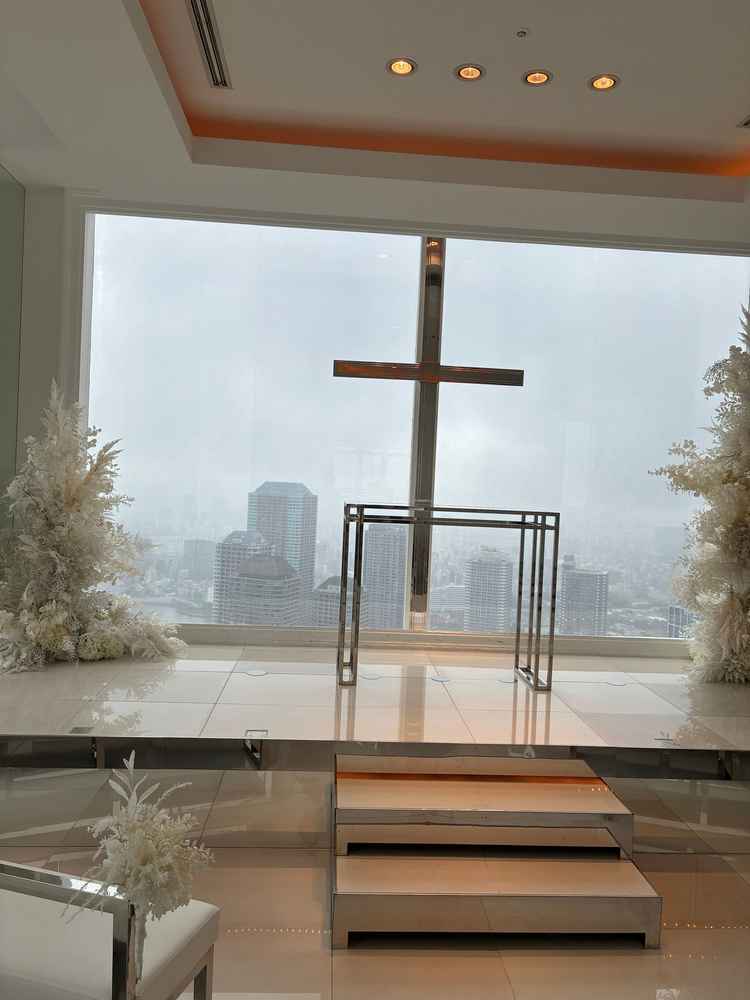 室内挙式会場の写真です。あいにくの天気でしたが、天気が良ければ東京タワーも見えるそうです。