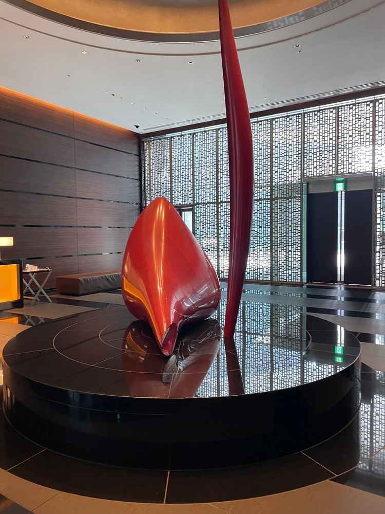 館内に配された数々のモダンアートとも相まって、唯一無二の贅沢な世界観を作り出しています。