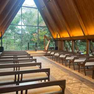 チャペルの写真です。木の匂いがしていました。