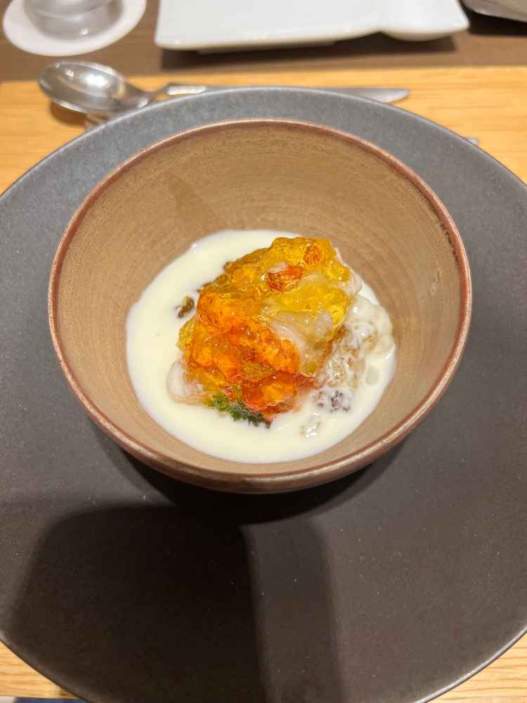 仕上げの冷製じゃがいもソースをを目の前でかけてくれました！