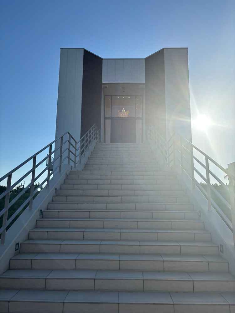 チャペルの外観です。大階段で降りた先にも広いスペースがあるため、ブーケトスなどがやりやすそうです。