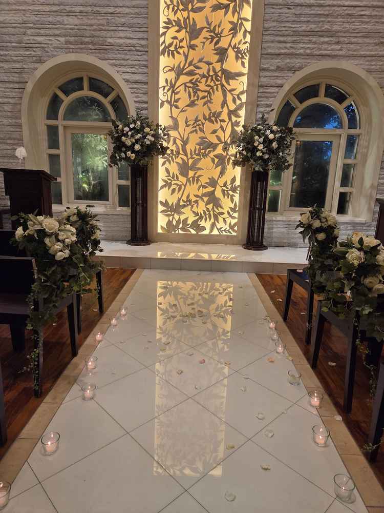 天井も広くて温もりのある感じの挙式会場でした。