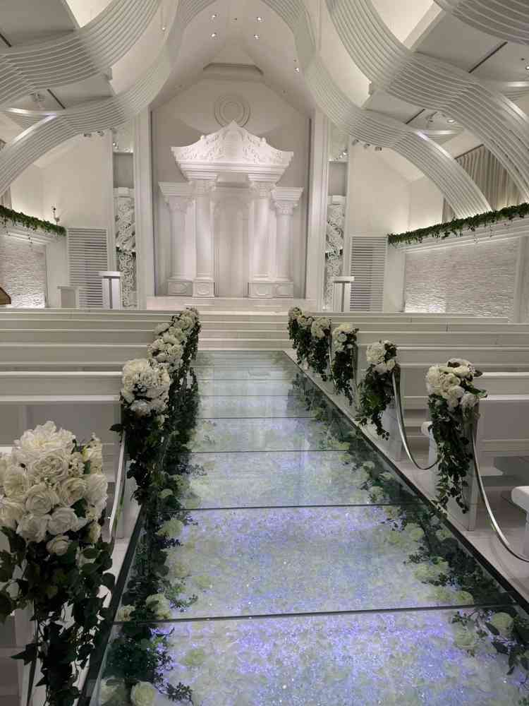 白を基調としたチャペル。披露宴会場からは少し歩く。