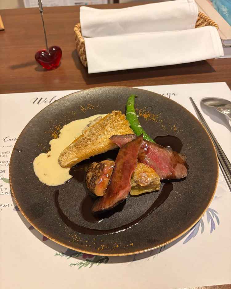 メインの肉・魚料理です。