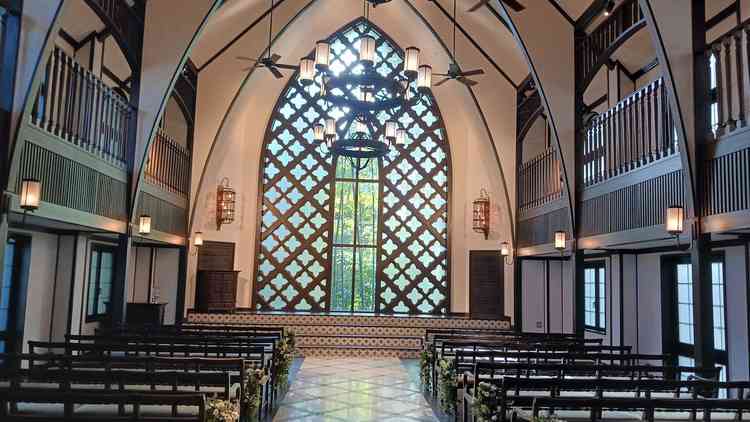 チャペル。天井が高く、開放感があった。