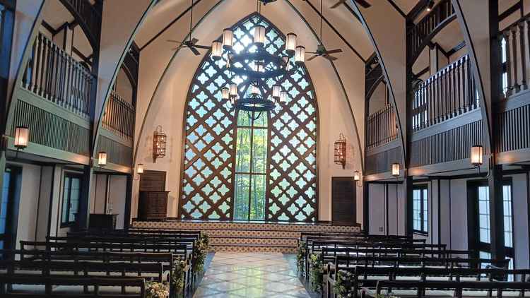 チャペル。天井が高く、開放感があった。