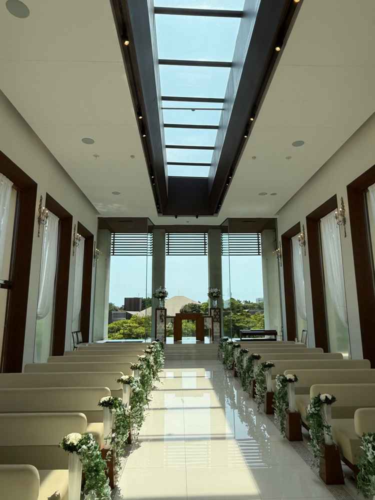 雨の日も明るく見えるチャペルだそうです。