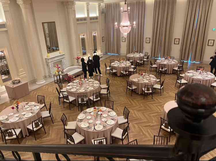 階段が素敵で披露宴会場のすぐ横にガーデンがあるのも素敵だと感じました。