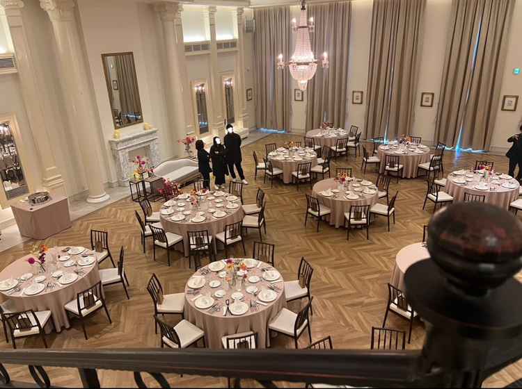 階段が素敵で披露宴会場のすぐ横にガーデンがあるのも素敵だと感じました。