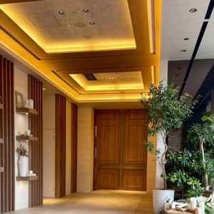 披露宴会場の前のスペース。とにかく木の温もりが素敵で、右側の窓からは東京タワー見えました。