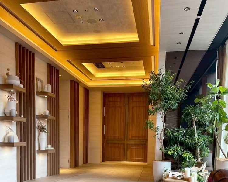 披露宴会場の前のスペース。とにかく木の温もりが素敵で、右側の窓からは東京タワー見えました。