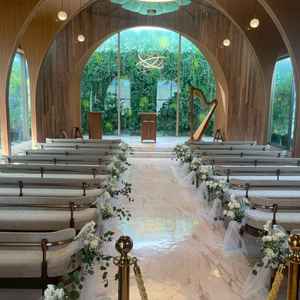 チャペルの写真です。壁一面に広がる緑がとても印象的でした。