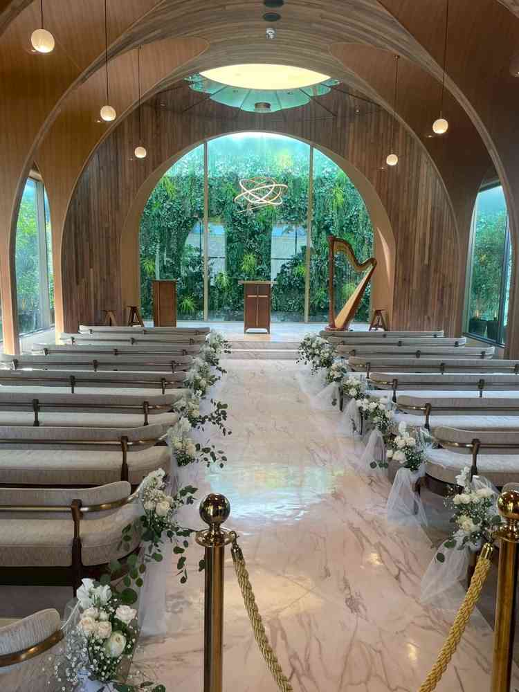 チャペルの写真です。壁一面に広がる緑がとても印象的でした。