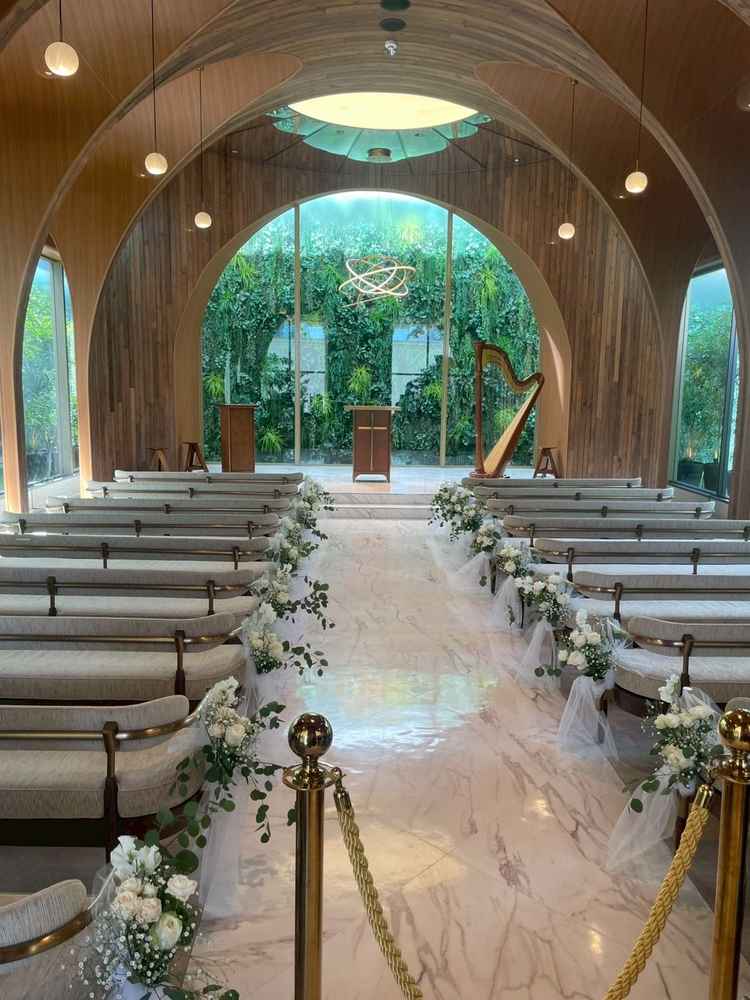 チャペルの写真です。壁一面に広がる緑がとても印象的でした。