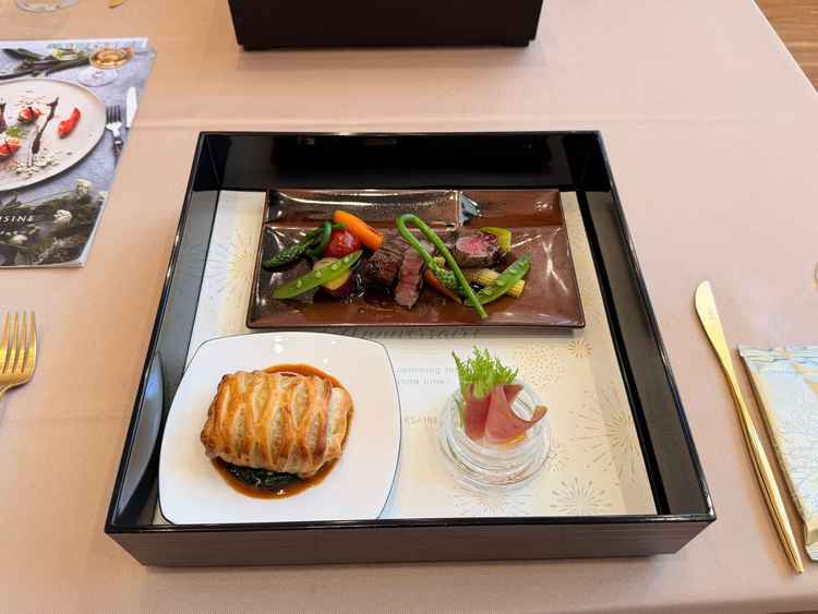食事の試食。お肉と魚料理、ガーデンでのパーティーで使われる生ハムを試食