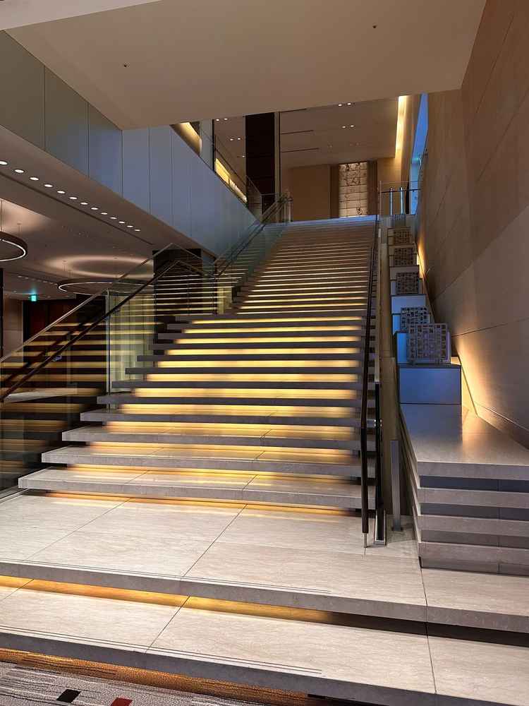 当日この階段を使用して、写真撮影とフラワーシャワーが執り行われます。