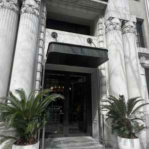 ウェルカムスペースの出入り口。昔の名古屋銀行を改装した会場なのもあって厳かな印象