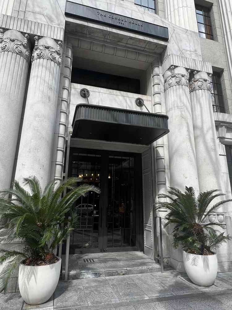 ウェルカムスペースの出入り口。昔の名古屋銀行を改装した会場なのもあって厳かな印象