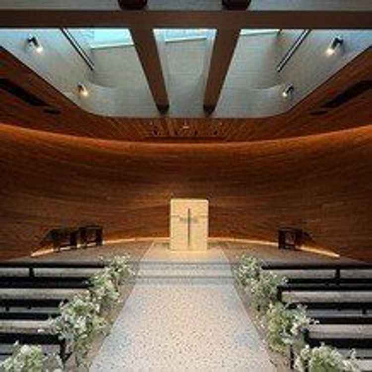 天井がガラスになっていて室内ででもとても明るいチャペルでした。